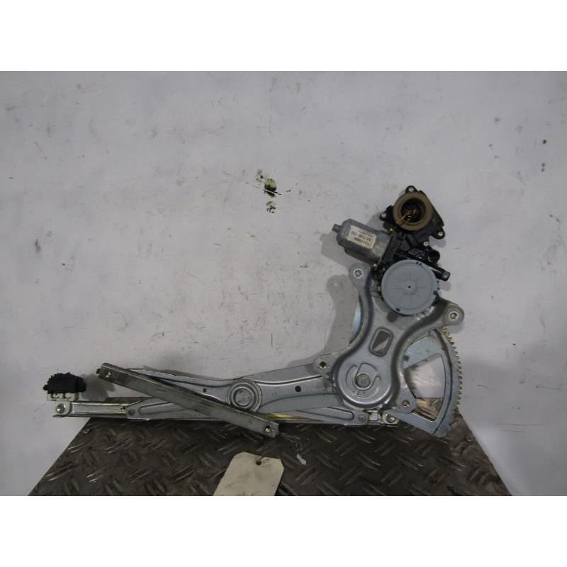 Leve vitre electrique arriere gauche TOYOTA COROLLA VERSO 2 Photo n°1