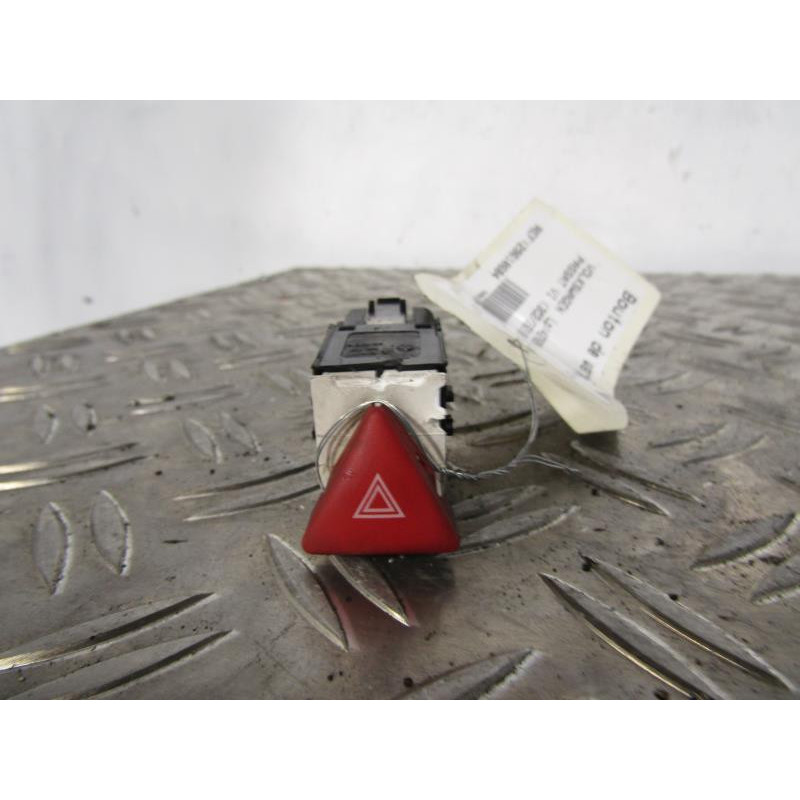 Bouton de warning VOLKSWAGEN PASSAT 5 Photo n°1
