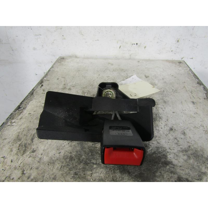 Attache ceinture arriere droit AUDI A4 2 Photo n°1