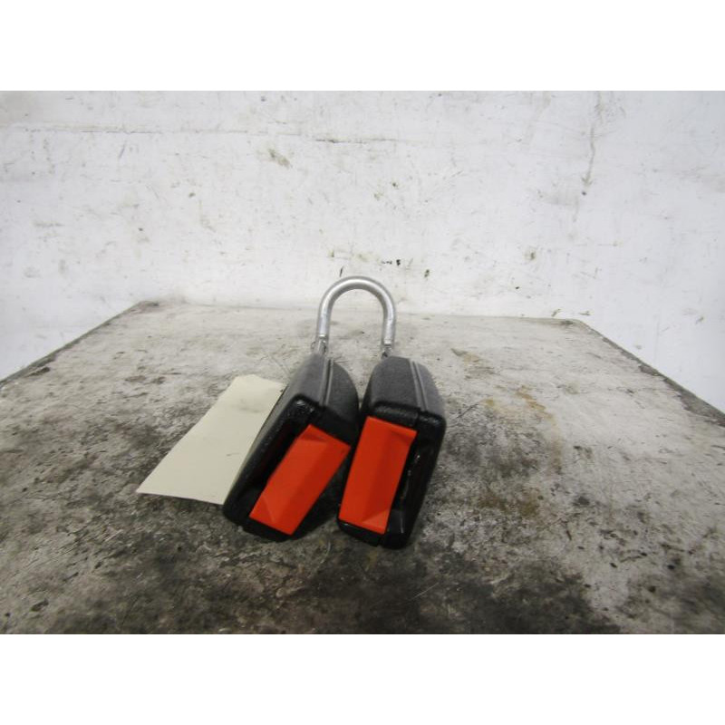Attache ceinture arriere droit VOLKSWAGEN GOLF 3 Photo n°1