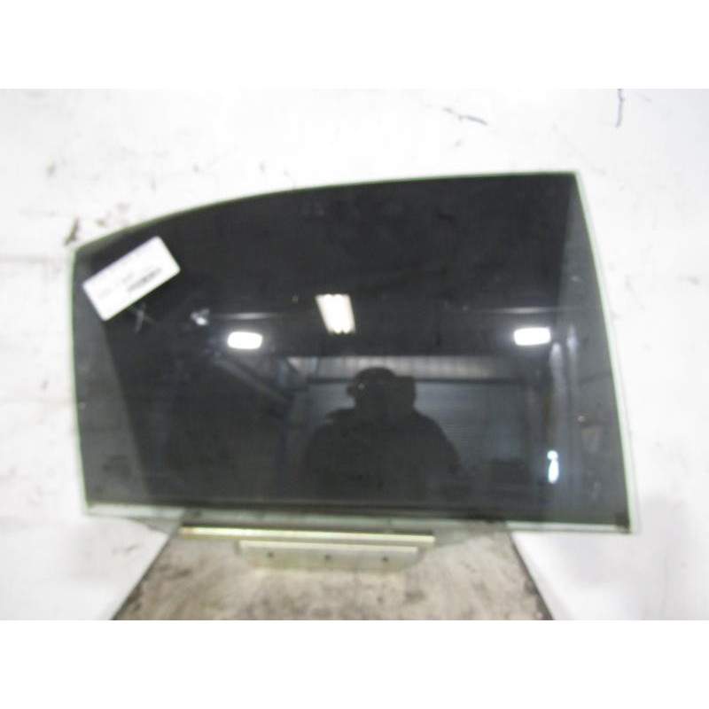 Vitre arriere droit TOYOTA AVENSIS 2 Photo n°1
