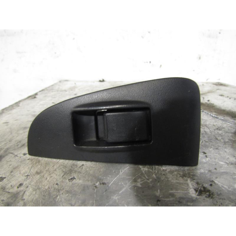 Interrupteur de leve vitre arriere gauche TOYOTA AVENSIS 2 Photo n°1