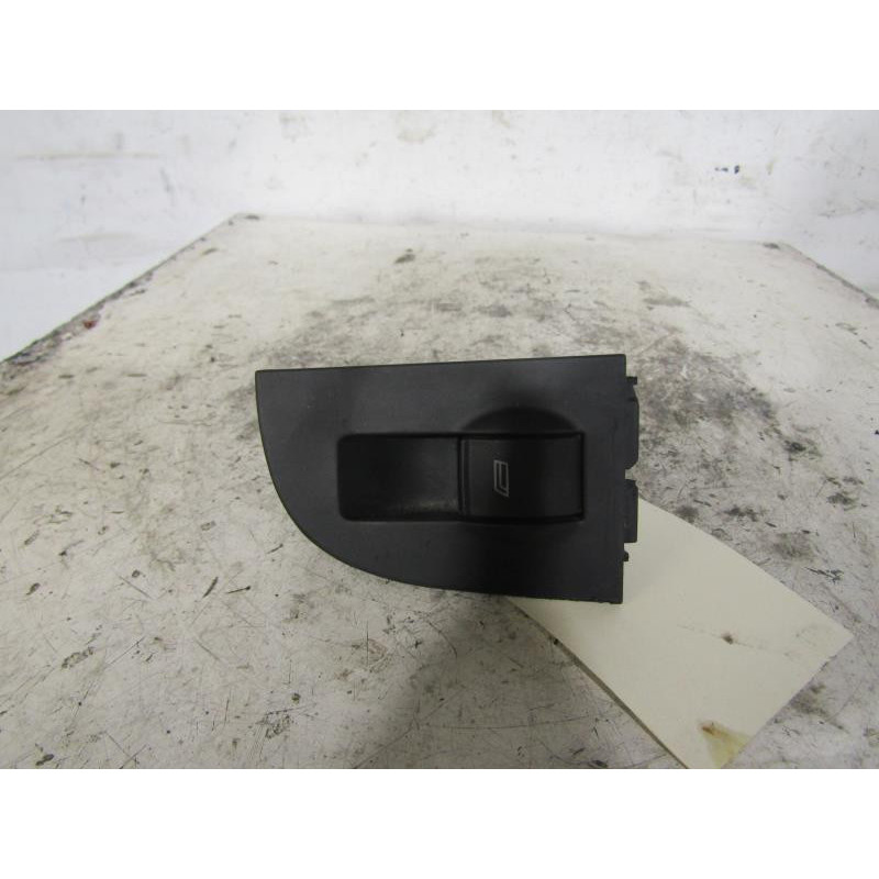 Interrupteur de leve vitre arriere droit AUDI A6 2 Photo n°1