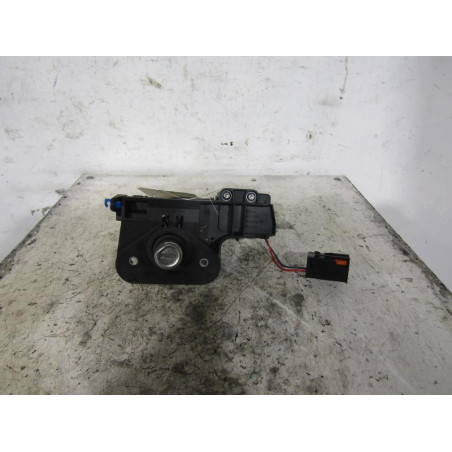 Bouton de coffre OPEL CORSA C
