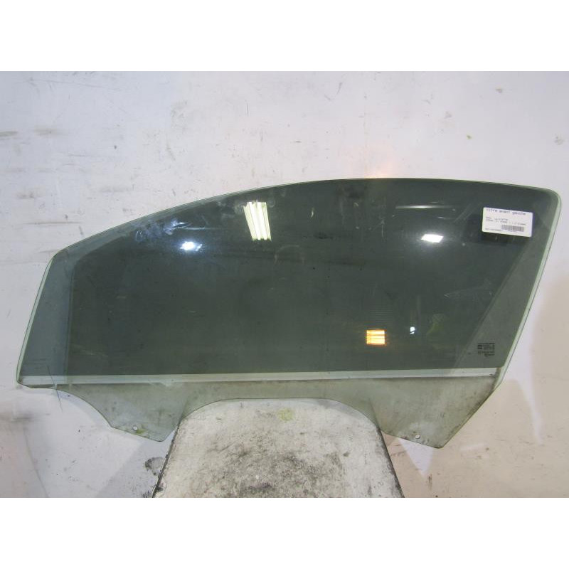 Vitre avant gauche OPEL CORSA D Photo n°1