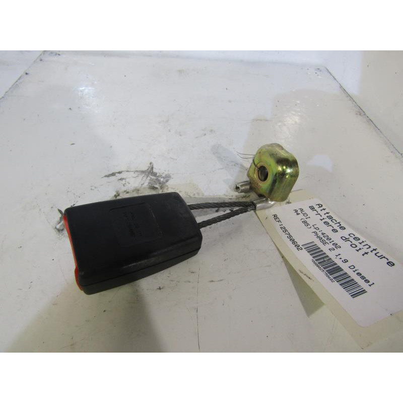 Attache ceinture arriere droit AUDI A4 1 Photo n°1
