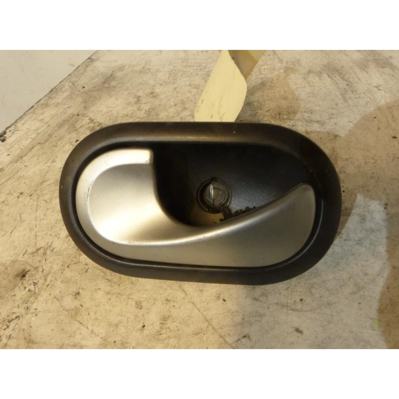 Poignee interieur arriere gauche RENAULT CLIO 3 Photo n°1