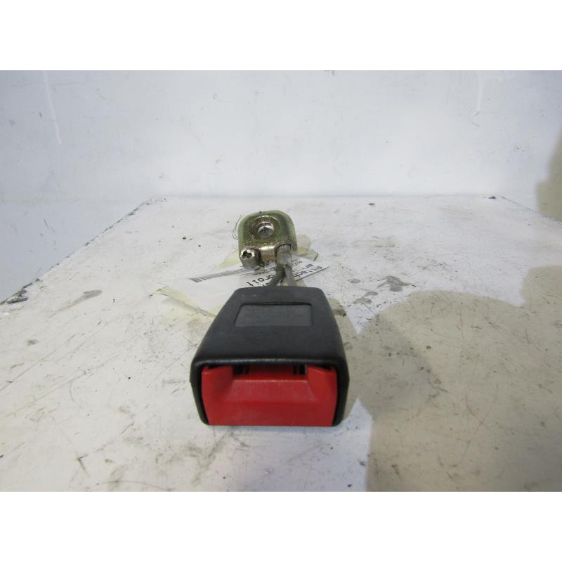 Attache ceinture arriere droit AUDI A4 2 Photo n°1