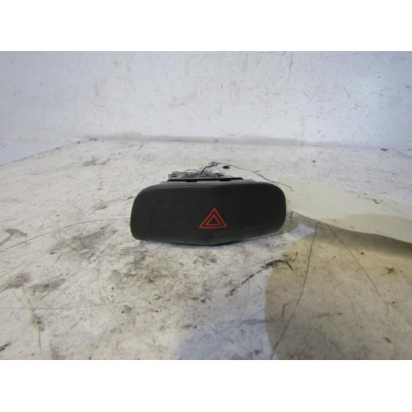 Bouton de warning NISSAN PRIMERA 4