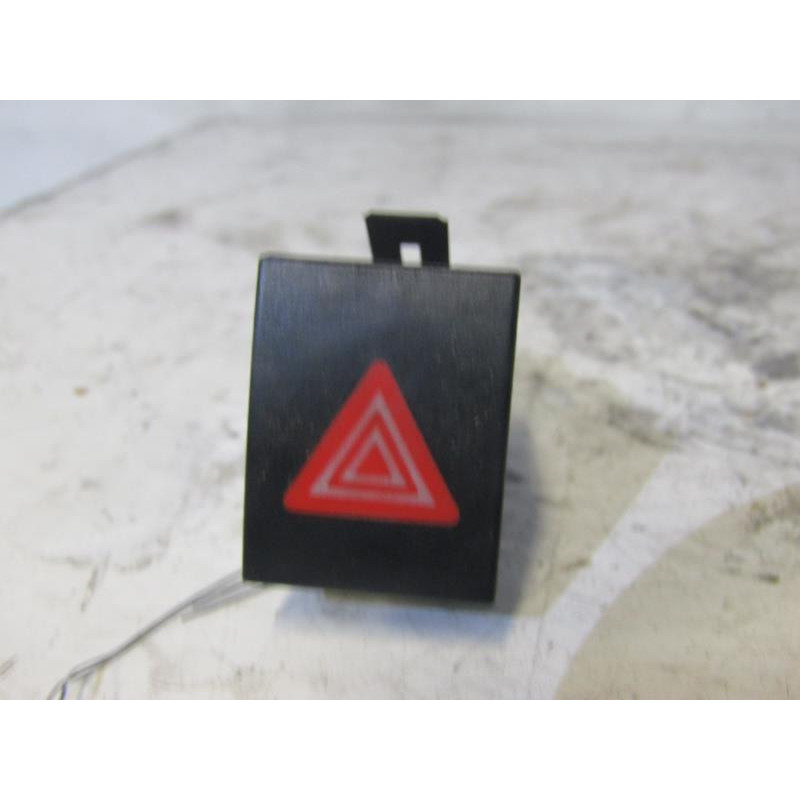 Bouton de warning VOLKSWAGEN POLO 4 Photo n°1