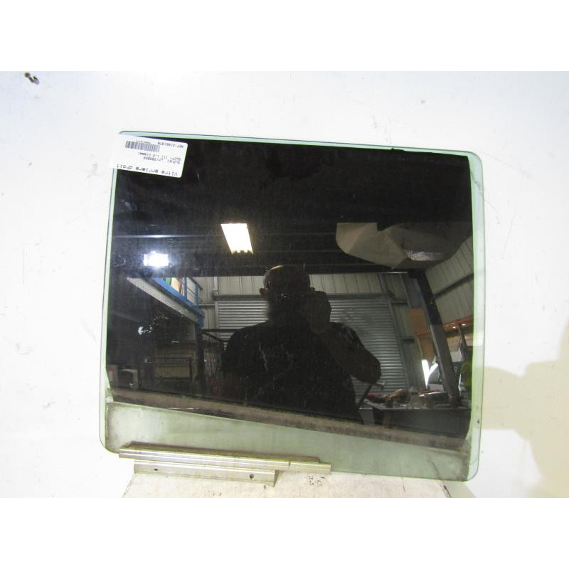 Vitre arriere droit SUZUKI SWIFT 3 Photo n°1