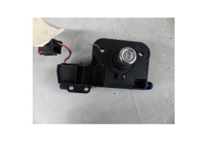 Bouton de coffre OPEL CORSA C Photo n°1