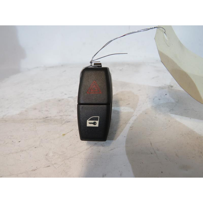 Bouton de warning BMW X3 E83 Photo n°1