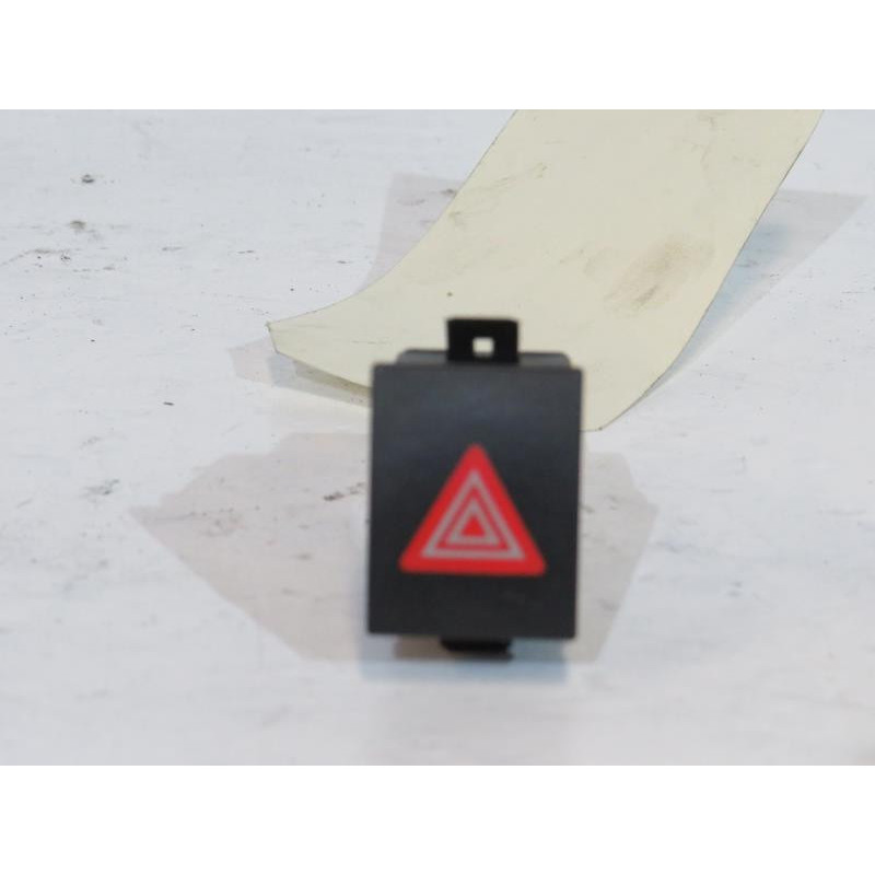 Bouton de warning VOLKSWAGEN POLO 4 Photo n°1