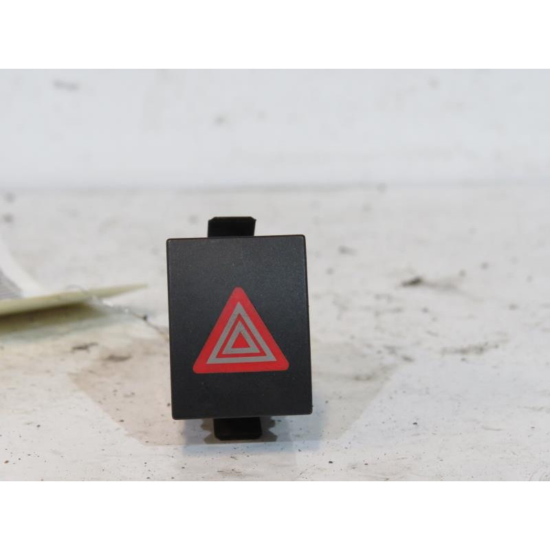 Bouton de warning VOLKSWAGEN POLO 4 Photo n°1
