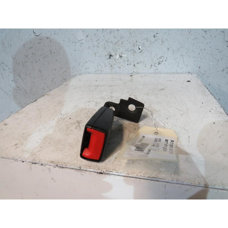 Attache ceinture arriere gauche OPEL CORSA D Photo n°1