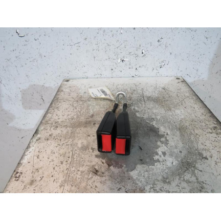 Attache ceinture arriere droit OPEL CORSA C