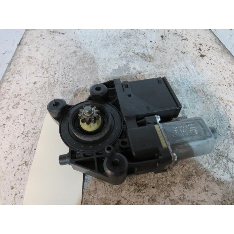 Moteur leve vitre avant droit RENAULT MEGANE 3 Photo n°1
