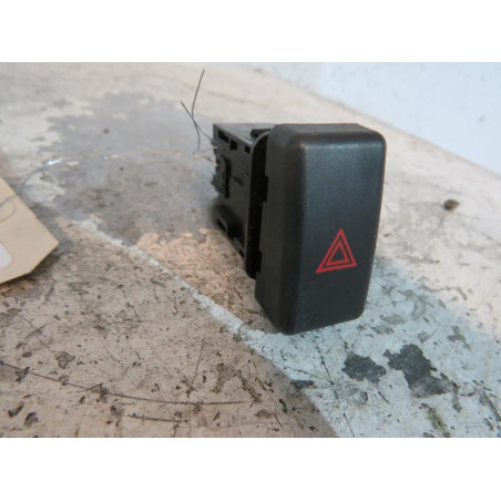 Bouton de warning MAZDA 3 1
