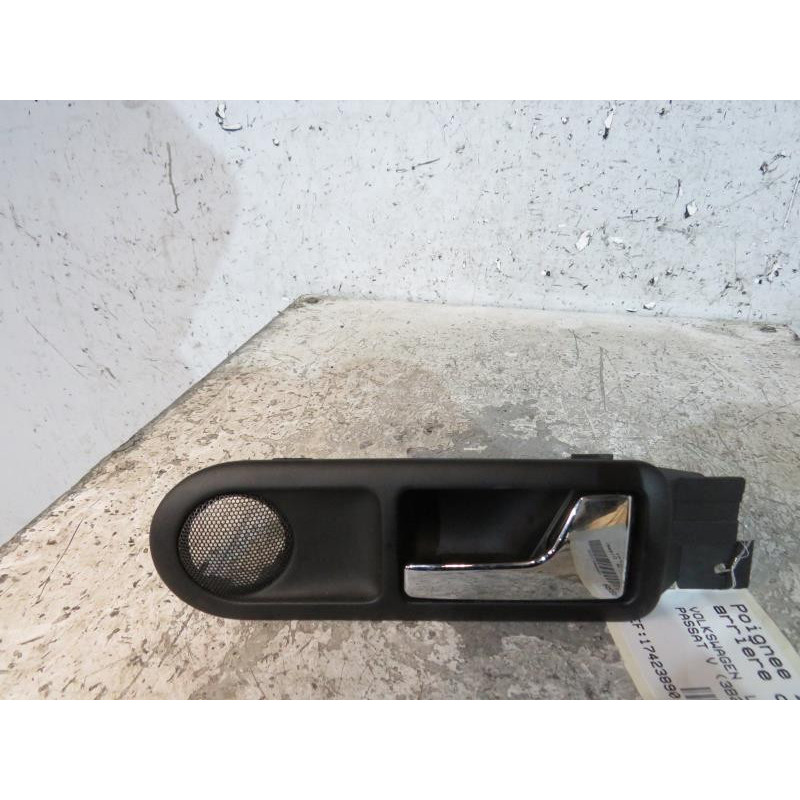 Poignee interieur arriere droit VOLKSWAGEN PASSAT 4 Photo n°1