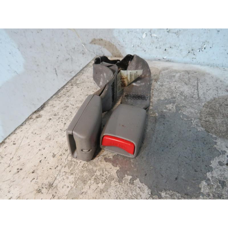 Attache ceinture arriere gauche MAZDA 323 6 Photo n°1
