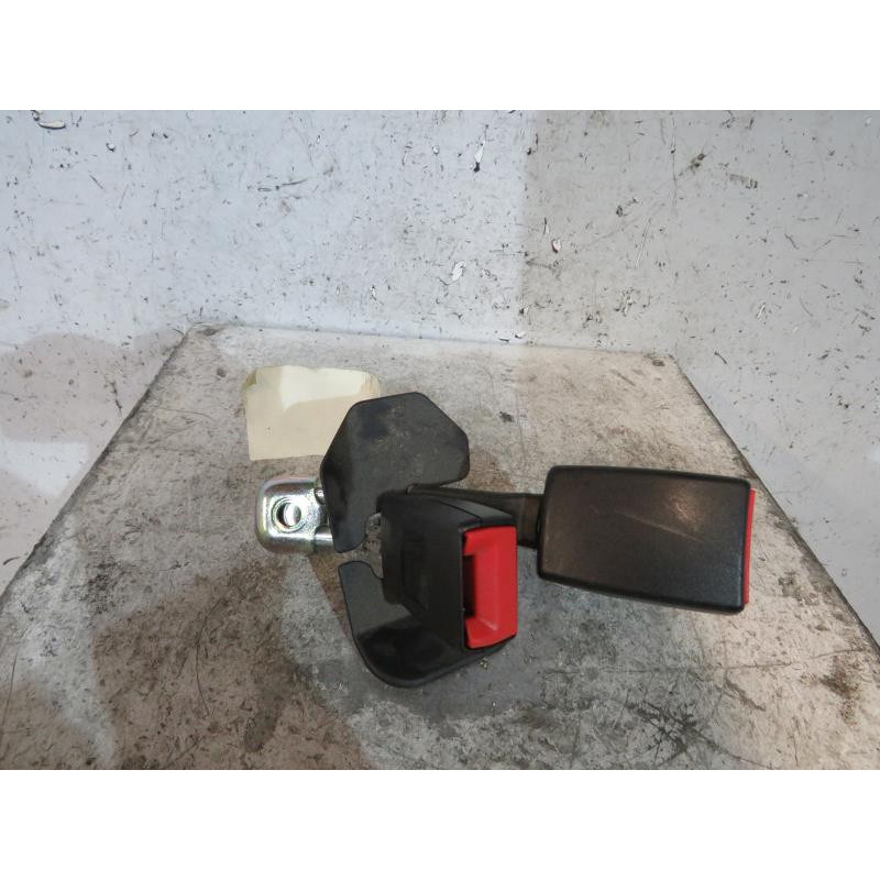 Attache ceinture arriere gauche AUDI A4 1 Photo n°1