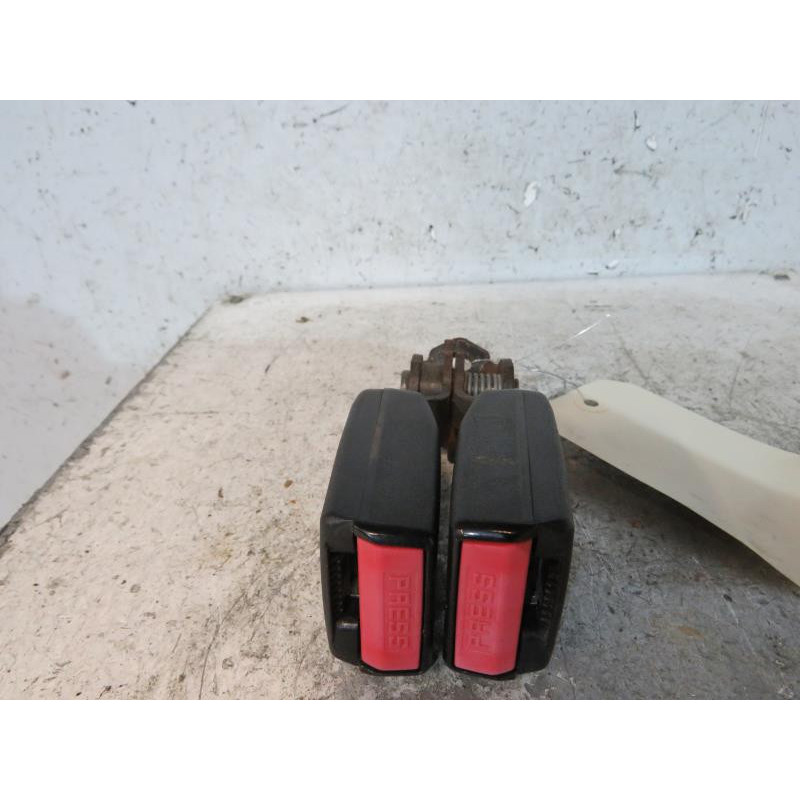 Attache ceinture arriere gauche PEUGEOT 407 Photo n°1