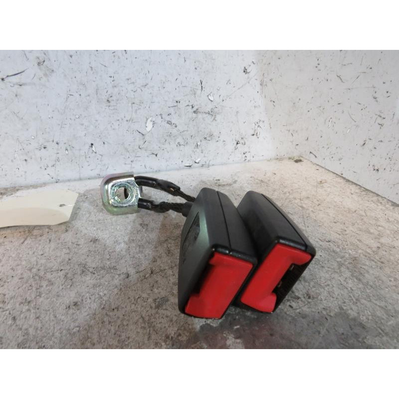 Attache ceinture arriere gauche VOLKSWAGEN POLO 4 Photo n°1