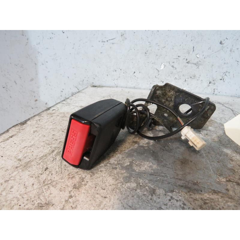 Attache ceinture arriere gauche PEUGEOT 308 1 Photo n°1
