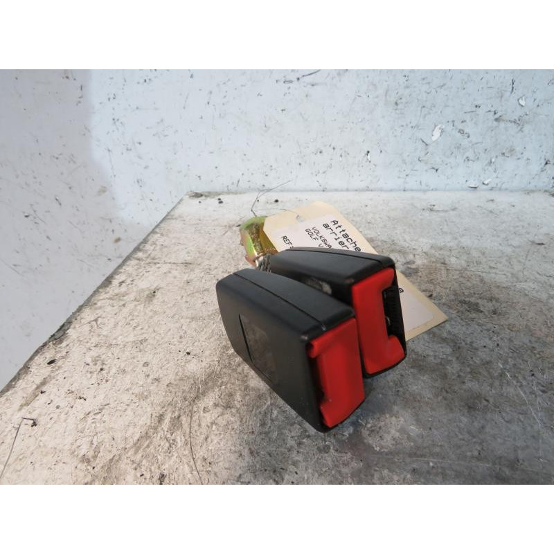 Attache ceinture arriere gauche VOLKSWAGEN GOLF 5 Photo n°1