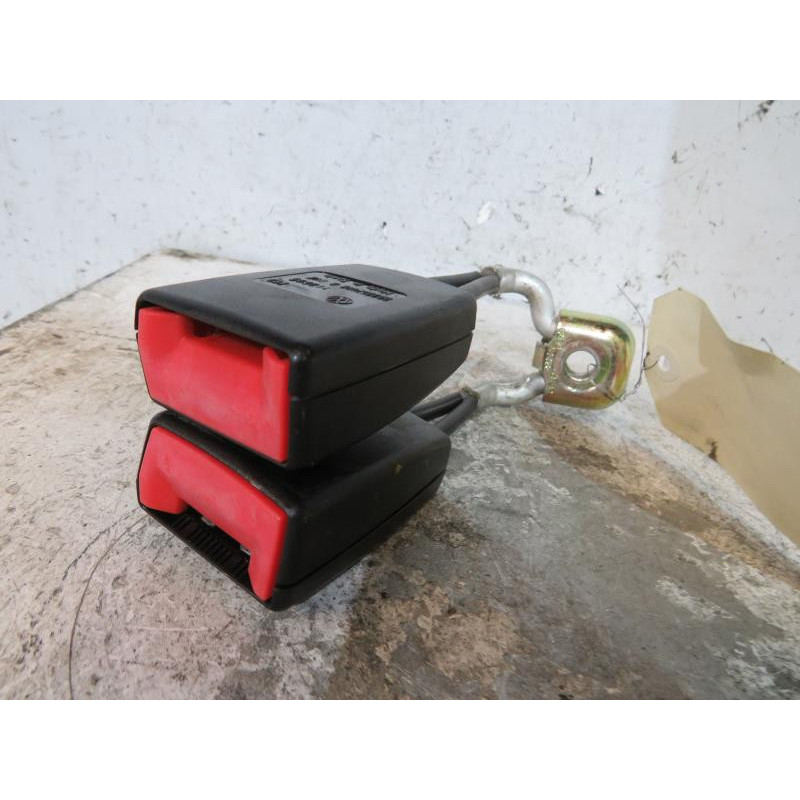 Attache ceinture arriere gauche SEAT IBIZA 3 Photo n°1