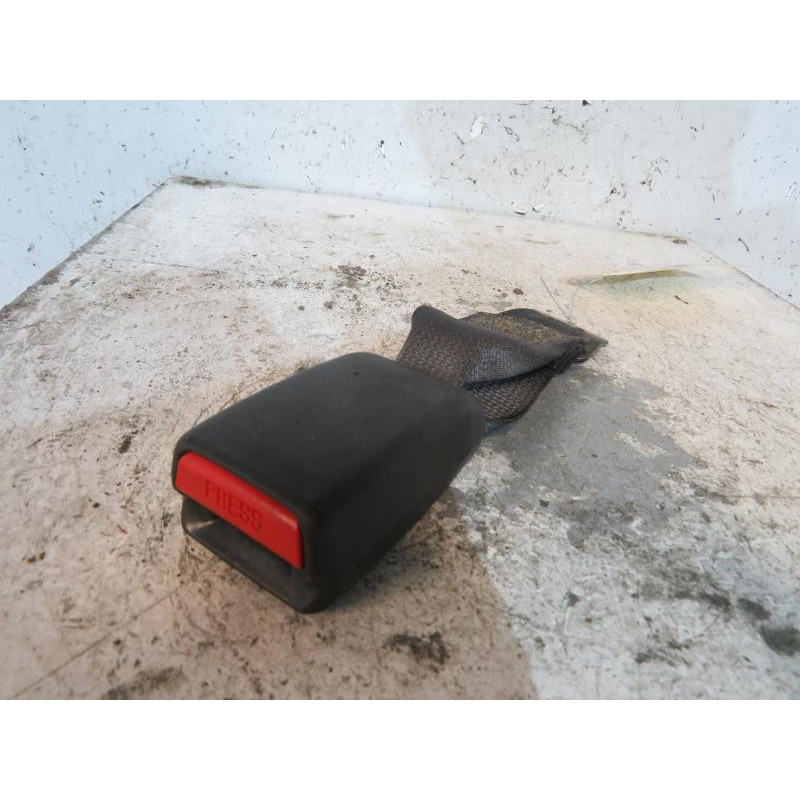 Attache ceinture arriere droit TOYOTA COROLLA 10 Photo n°1