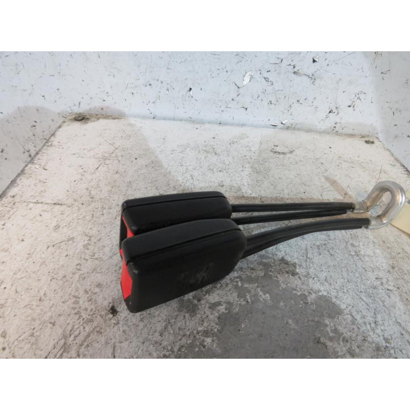 Attache ceinture arriere droit VOLKSWAGEN POLO 3 Photo n°1