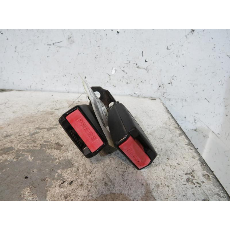 Attache ceinture arriere droit PEUGEOT 407 Photo n°1