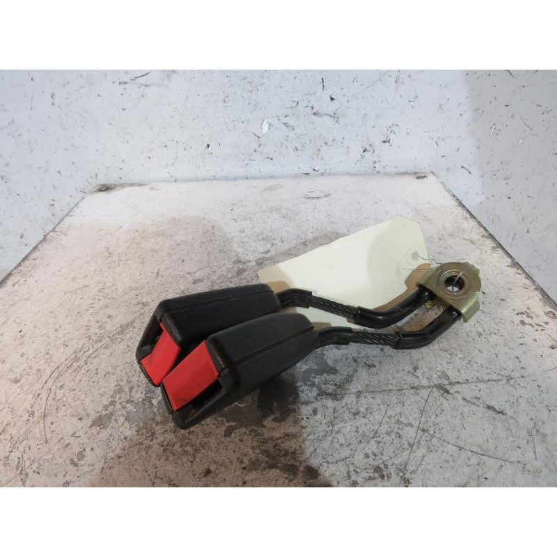 Attache ceinture arriere gauche VOLKSWAGEN GOLF 4 Photo n°1