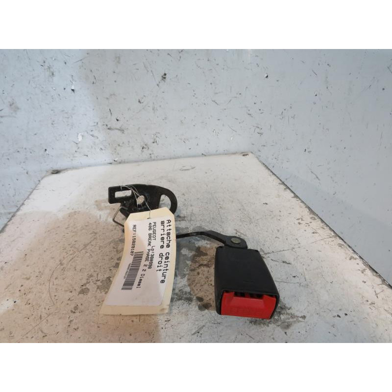 Attache ceinture arriere droit PEUGEOT 406 Photo n°1
