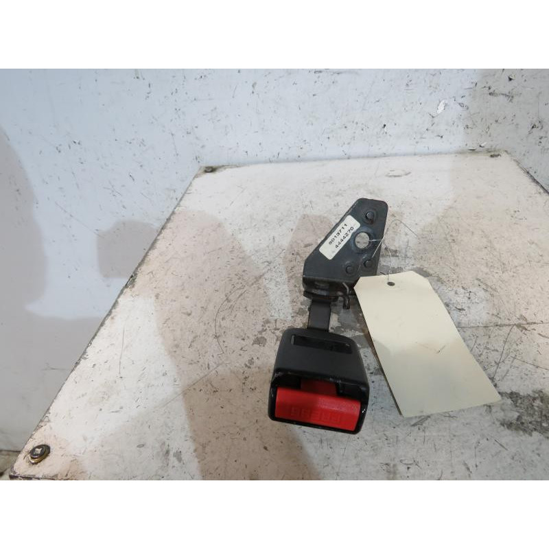 Attache ceinture arriere droit PEUGEOT 407 Photo n°1