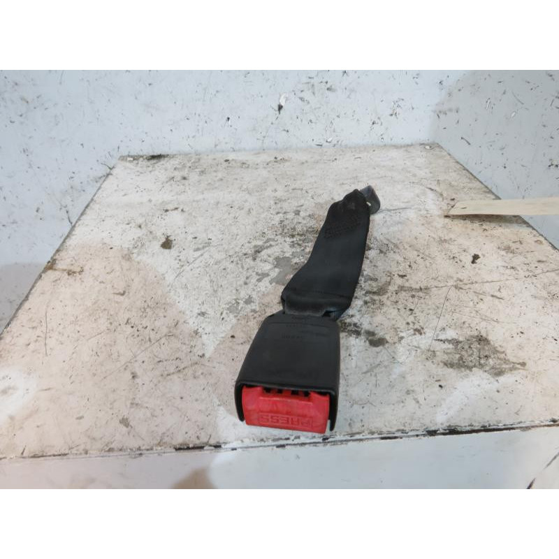 Attache ceinture arriere droit PEUGEOT 406 Photo n°1