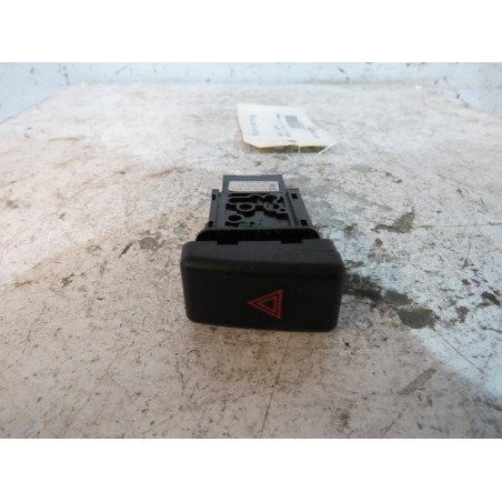 Bouton de warning MAZDA 3 1