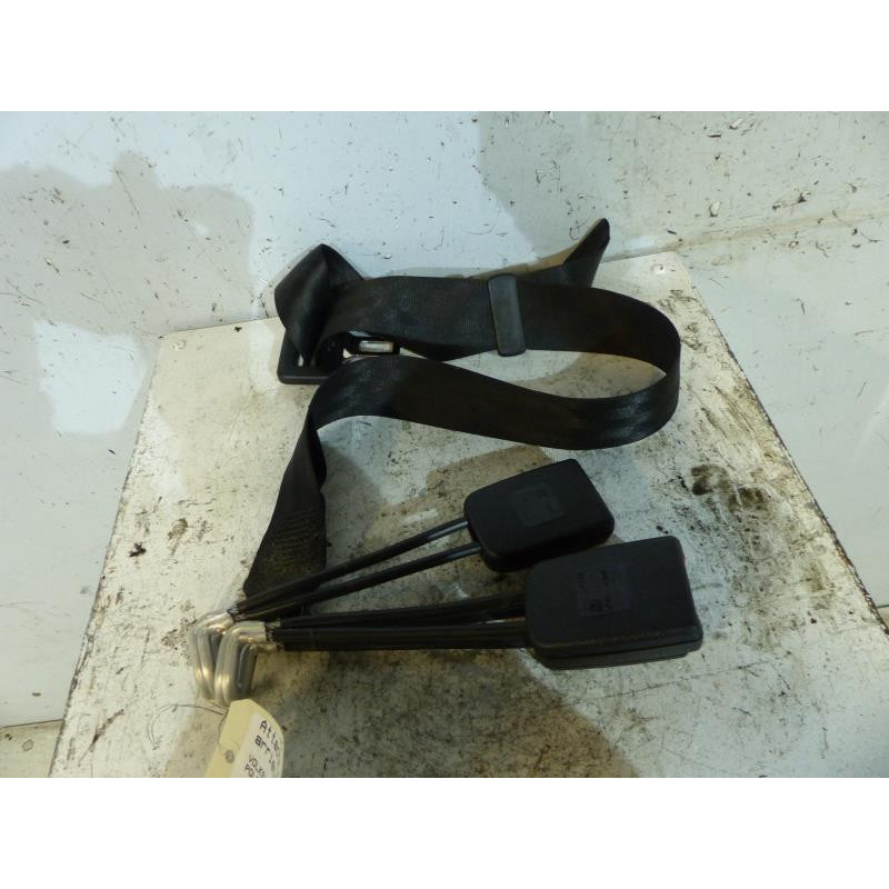 Attache ceinture arriere centrale VOLKSWAGEN POLO 3 Photo n°1