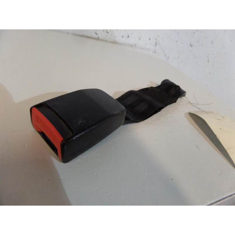 Attache ceinture arriere gauche PEUGEOT 206 Photo n°1