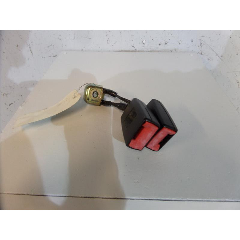 Attache ceinture arriere gauche VOLKSWAGEN POLO 4 Photo n°1
