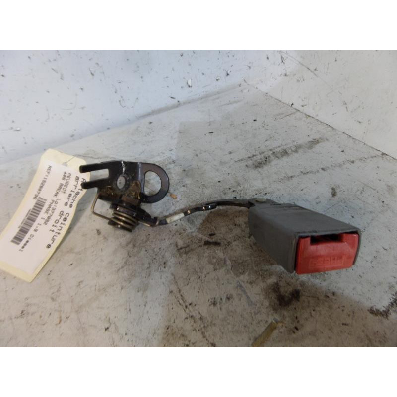 Attache ceinture arriere droit PEUGEOT 406 Photo n°1