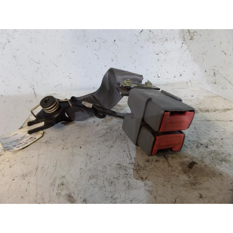 Attache ceinture arriere gauche PEUGEOT 406 Photo n°1
