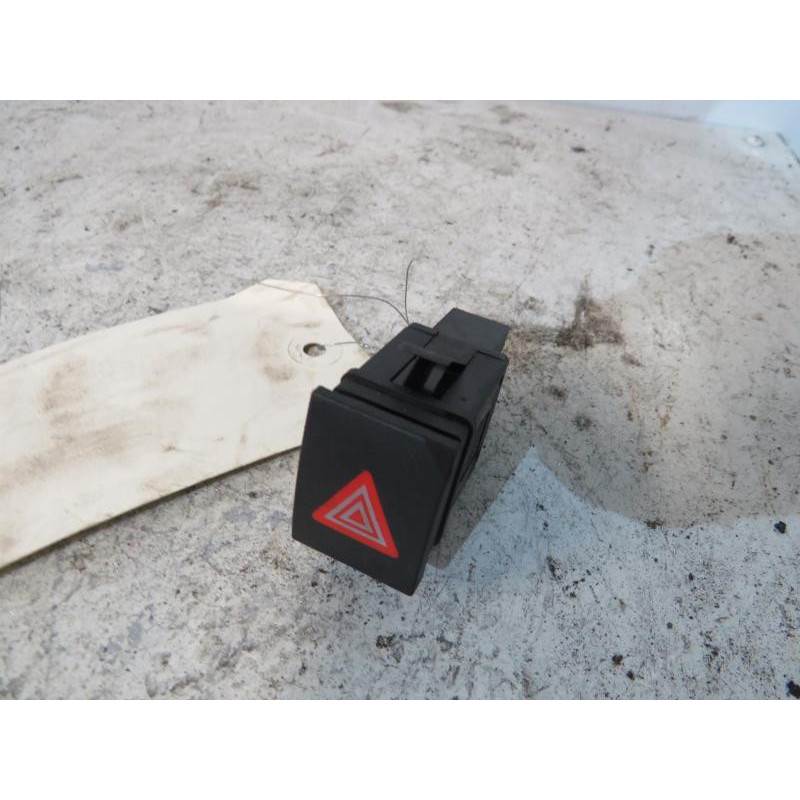 Bouton de warning VOLKSWAGEN POLO 4 Photo n°1