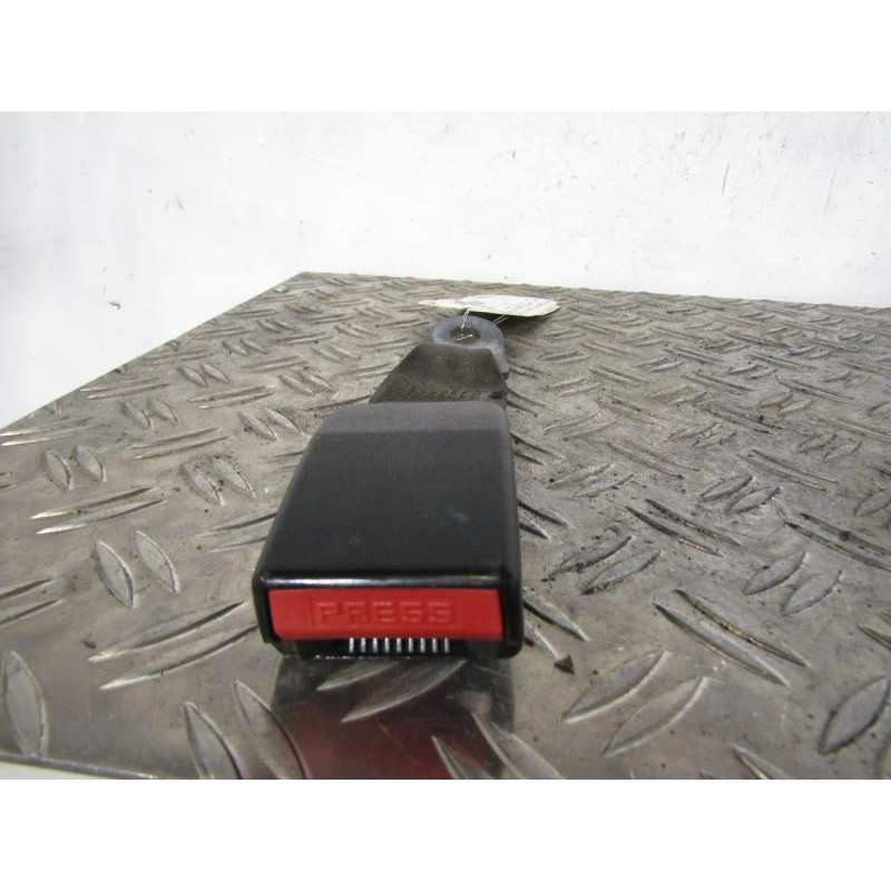 Attache ceinture arriere gauche PEUGEOT 206 Photo n°1