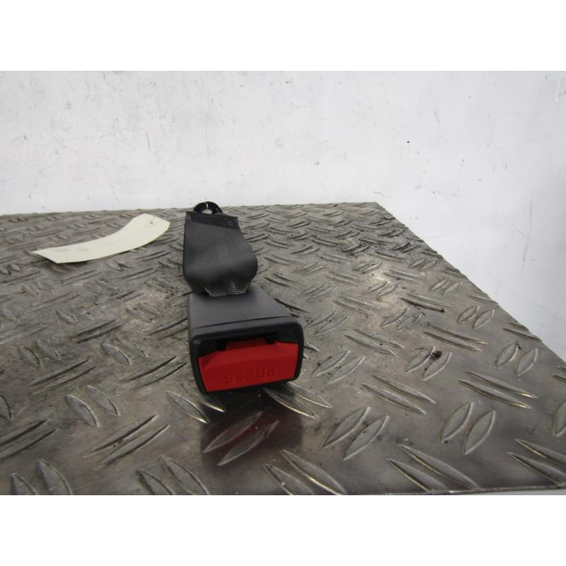 Attache ceinture arriere gauche HYUNDAI I 40 Photo n°1