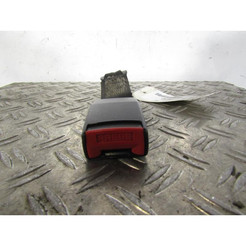 Attache ceinture arriere gauche PEUGEOT 405 Photo n°1