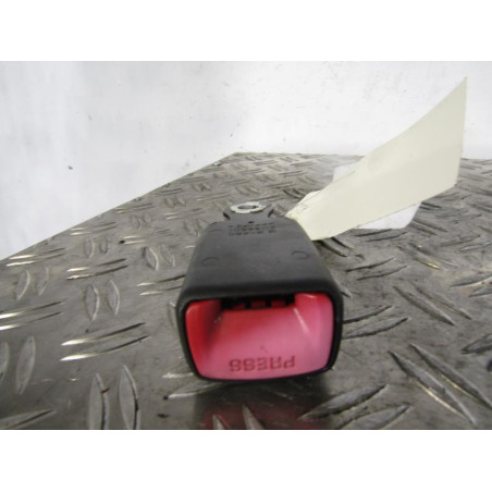 Attache ceinture arriere droit TOYOTA COROLLA VERSO 2