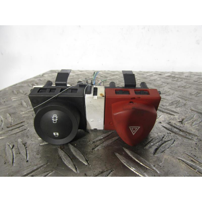 Bouton de warning RENAULT MEGANE 2 Photo n°1
